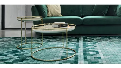 Tavolino rotondo in due dimensioni con top in ceramica Atollo Marmo Onice Oro con base in metallo ottonato di Calligaris
