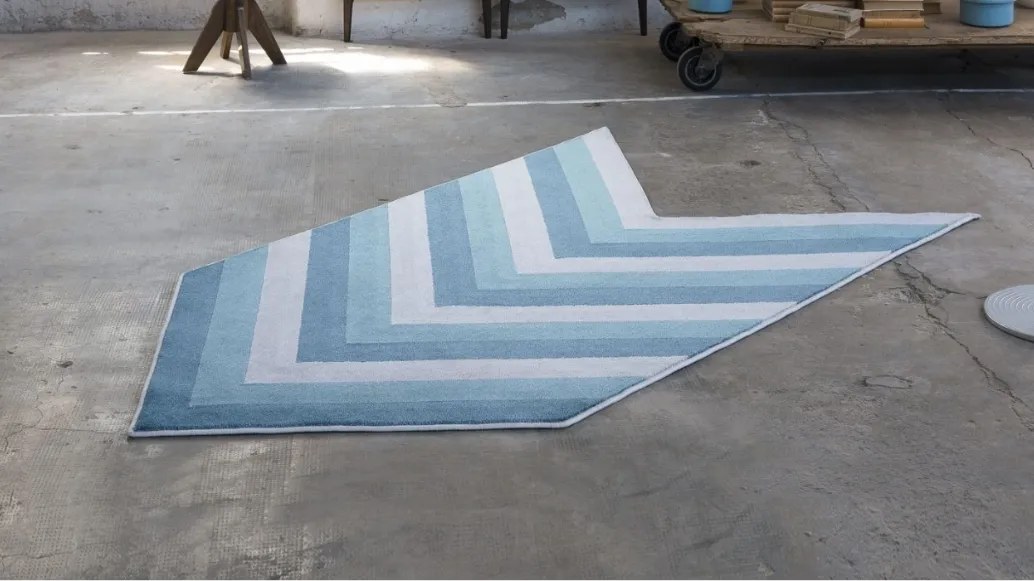 Tappeto Arrow in tessuto a righe a forma di freccia di Besana Moquette