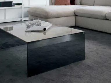 Tavolino in vetro con piano accoppiato ceramica-vetro Bridge di Calligaris
