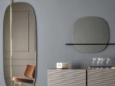 Specchio realizzato con elemento decorativo in metallo Vanity di Calligaris