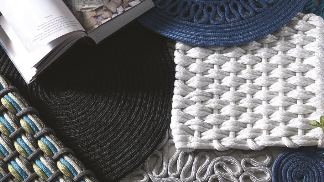 Tappeto Cayman realizzato a mano con diverse lavorazioni in corda nautica di Besana Moquette