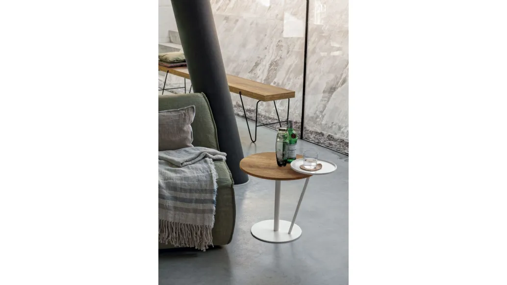 Tavolino Eclisse in materico rovere carbone e laccato opaco bianco gesso di Tomasella