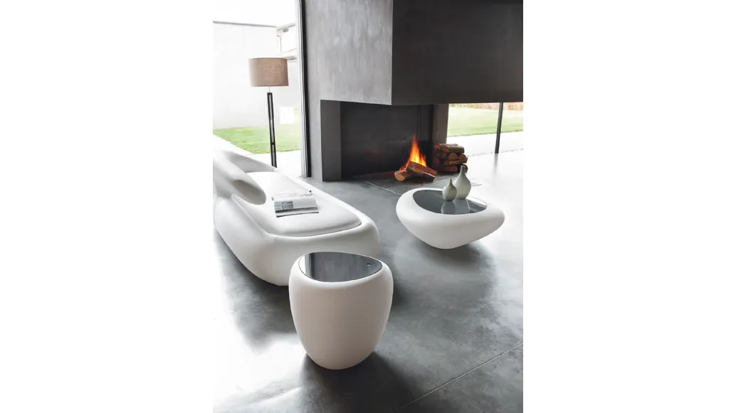 Tavolino di design Ios in polietilene con top in plexiglass di Tonin Casa