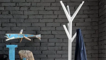 Appendiabilti dalla struttura in legno massello Memorabilia di Calligaris