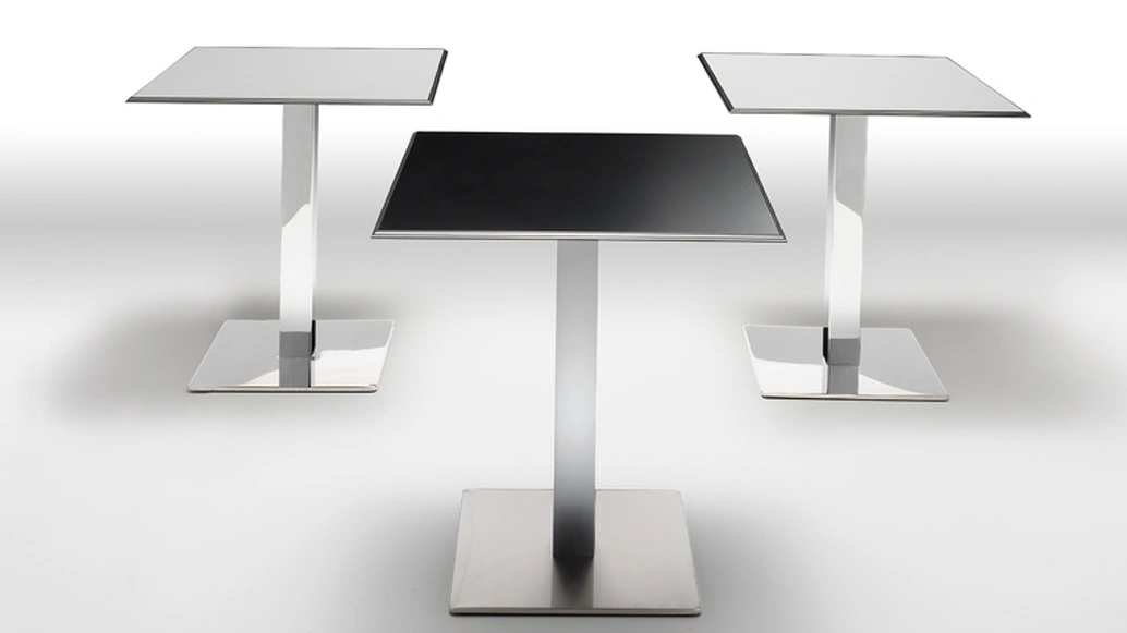 Tavolino Plano Table con piano in laminato e base in acciaio cromato di Infiniti