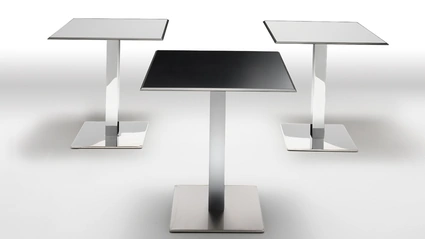 Tavolino Plano Table con piano in laminato e base in acciaio cromato di Infiniti