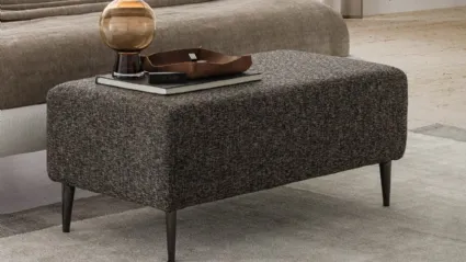 Pouf Eline in tessuto con piedini in metallo di Le Comfort