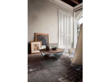 Tavolino di design Raffaello con base in vetro curvato conica e due ripiani in legno Noce Canaletto di Tonin Casa