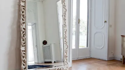 Specchiera ampia Agrip con cornice floreale in legno laccato Bianco opaco di Tonin Casa