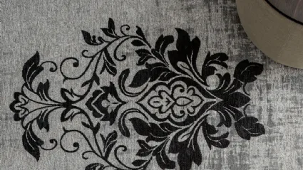 Tappeto Palmanova in tessuto impreziosito da un damasco centrale di Tonin Casa