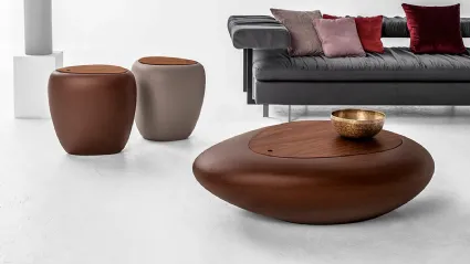 Tavolino di design Kos in polietilene con top in legno di Tonin Casa