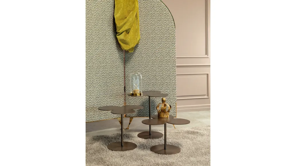 Tavolino Ryazka in metallo con top a forma di trifoglio di Tonin Casa