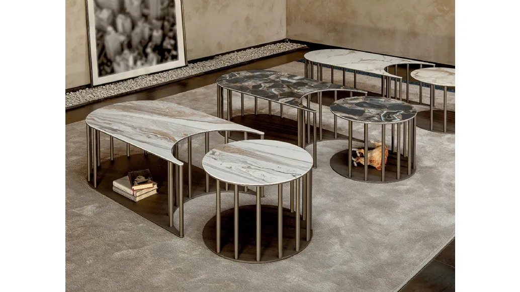 Tavolino Sinergy formato da due tavolini complementari con top in grès porcellanato e struttura in metallo di Tonin Casa
