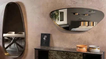 Specchio di design dalle linee morbide e dinamiche con cornice curva in acciaio verniciato Vogue di Tonin Casa