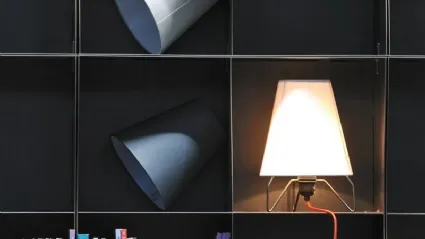 Lampada da tavolo in tessuto con struttura in metallo Jet Table di Adriani e Rossi