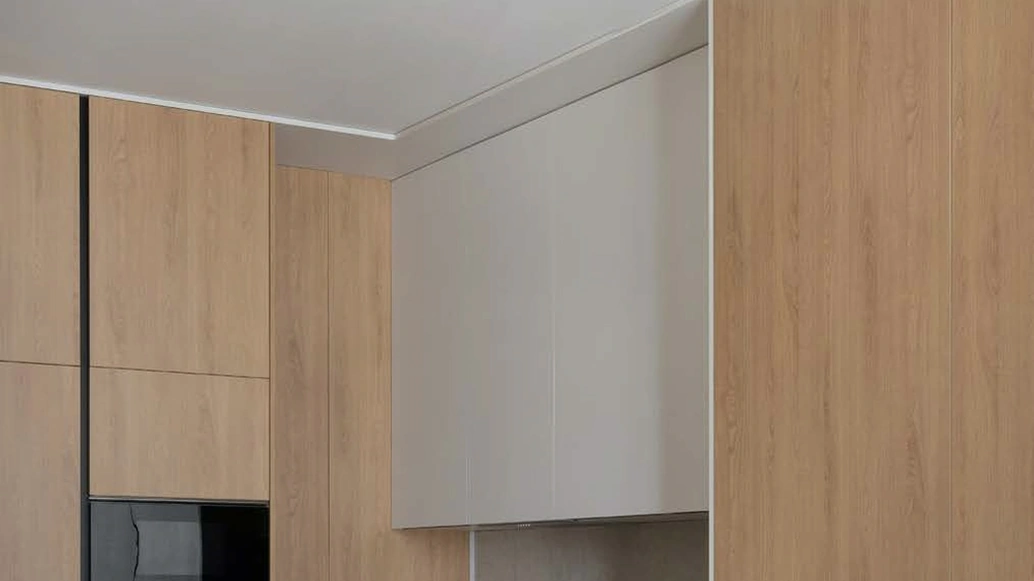 Lampada a soffitto Cleo in metallo curvato di Cattaneo