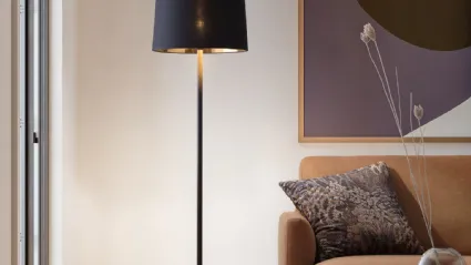 Lampada da terra Hygge con base in metallo e paralume in tessuto di Le Comfort