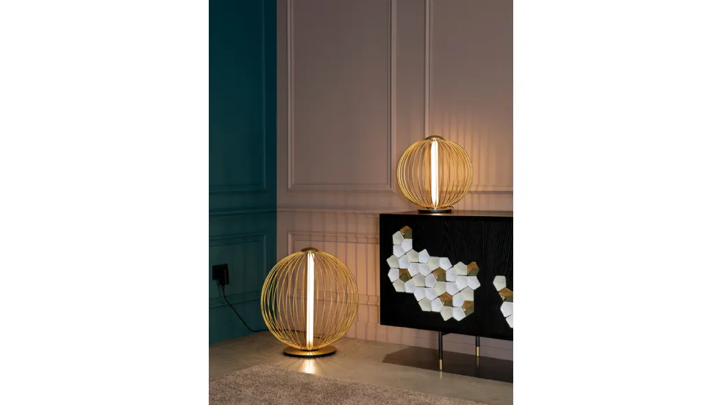 Lampada da tavolo e da terra Mandala dalla forma rotonda realizzata in filo metallico di Tonin Casa