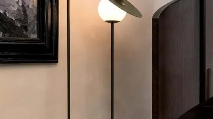 Lampada da terra Miss in metallo con diffusore tondo in vetro satinato di Tonin Casa 