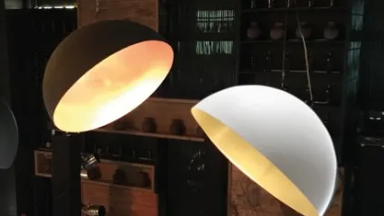 Lampada inclinata in metallo verniciato bianco o nero Nemo Degree di Adriani e Rossi