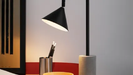 Lampada da tavolo in metallo laccato con basamento in calcestruzzo Ozz Desk di Miniforms