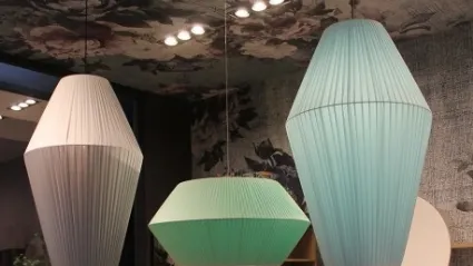 Lampada in tessuto plissettato a vari colori Theather di Adriani e Rossi