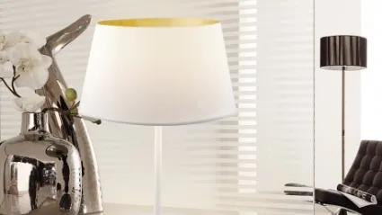 Lampada con paralume esterno bianco e interno oro Willer di Adriani e Rossi