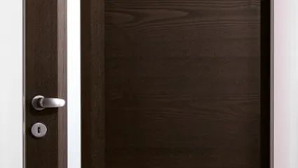 Porta per interni Aluminium battente in legno di Frassino Caffè con inserto in cristallo e profili in alluminio di Effebiquattro