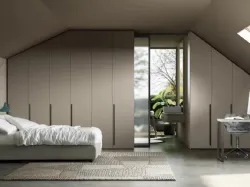 Armadio Intermezzo ad anta battente Mansardato in laccato opaco finitura Fango di Adok