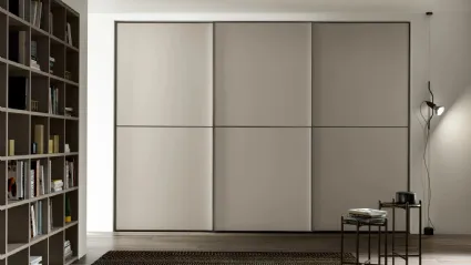Armadio Intermezzo con ante scorrevoli Essential in melaminico Titanio di Adok