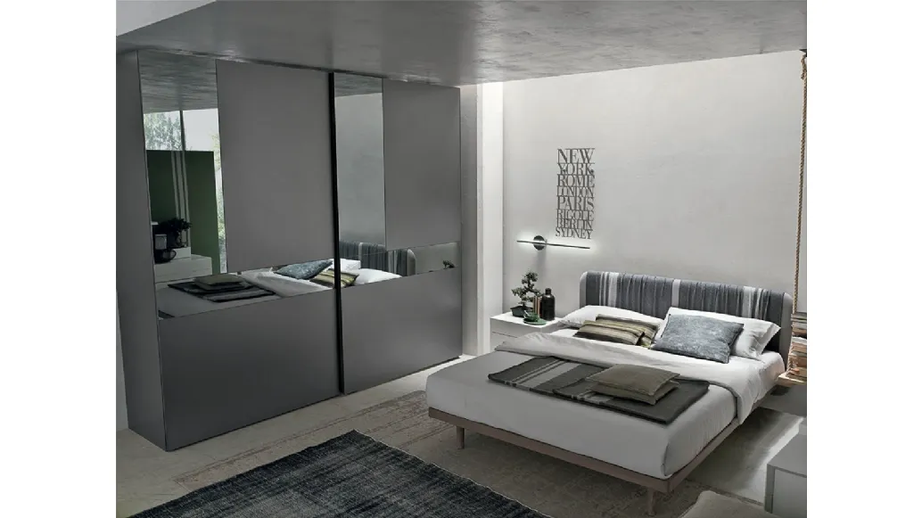 Armadio Cristal in laccato opaco antracite con ante specchio grigio e grigio satinato di Tomasella