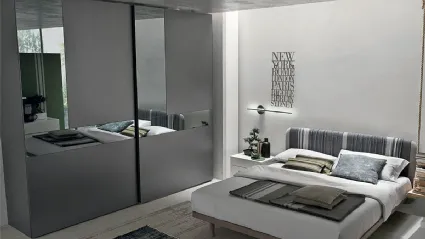 Armadio Cristal in laccato opaco antracite con ante specchio grigio e grigio satinato di Tomasella
