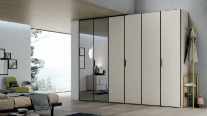 Armadio Vetro Specchio con struttura laccato opaco madreperla e battenti in vetro satinato madreperla e grigio di Tomasella