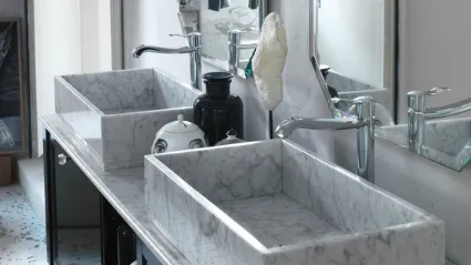 Mobile Bagno da appoggio in laccato lucido con doppio lavabo in marmo bianco di Carrara DIAMANTE DM25 di Compab