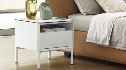 Comodino York in laccato Bianco opaco con piedini in metallo di Calligaris