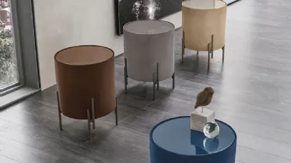 Comodino Planos rivestito in tessuto beige con top in vetro Target Point