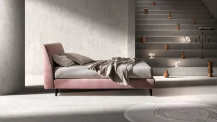 Letto con struttura in legno completamente imbottita e rivestita in tessuto Time di Bside