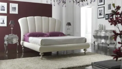 Letto in pelle Bianco Neve con testiera trapuntata verticalmente Chanel di Florentiabed