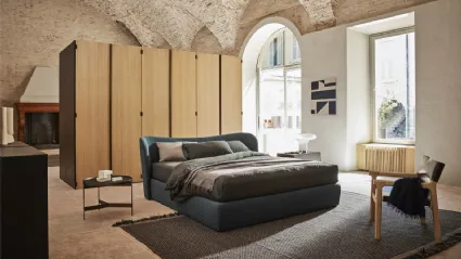 Letto Embrace con box in tessuto con testiera avvolgente di Pianca