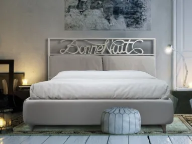 Letto in tessuto imbottito con testiera con scritta in ferro battuto Elise di Florentiabed