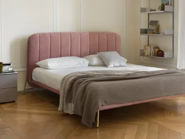 Letto imbottito in microfibra con testiera dalle cuciture verticali Le Marais di Calligaris