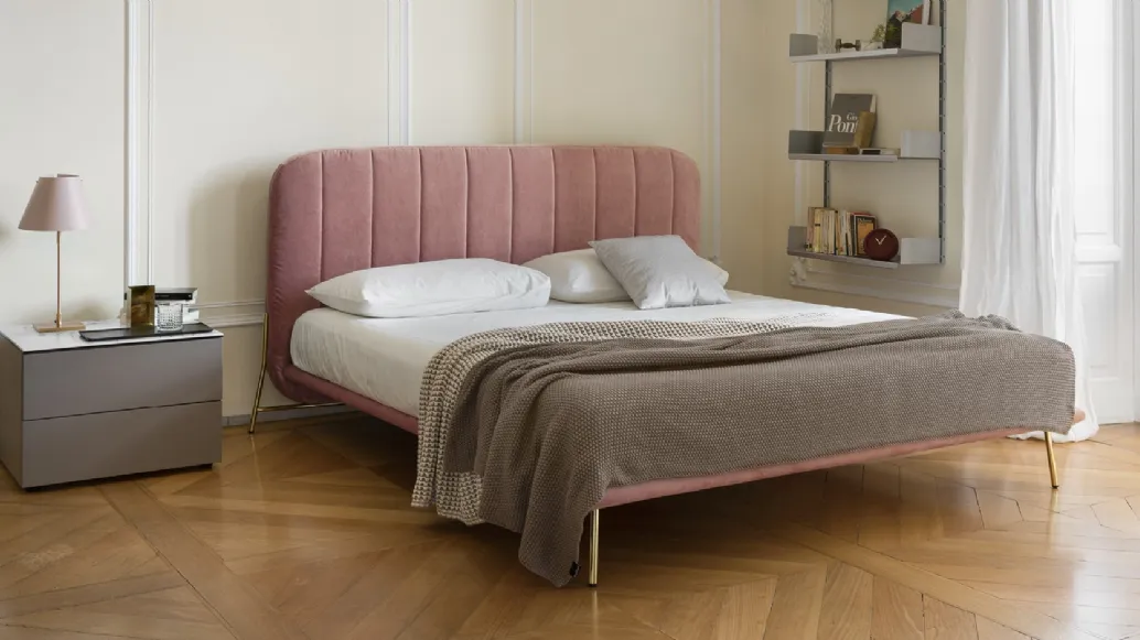 Letto imbottito in microfibra con testiera dalle cuciture verticali Le Marais di Calligaris