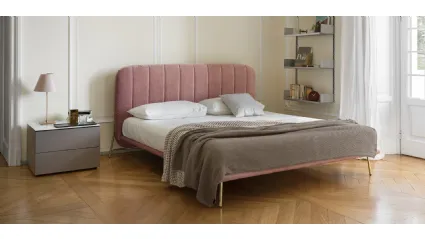 Letto imbottito in microfibra con testiera dalle cuciture verticali Le Marais di Calligaris