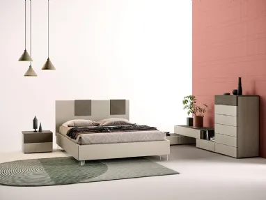 Letto matrimoniale in laccato opaco con testiera M05 Spot e Delta Box di Mercantini