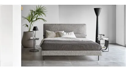 Letto in tessuto con testiera Mies di Calligaris