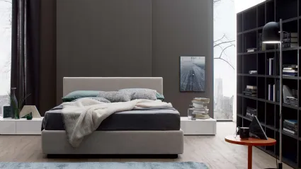 Letto in tessuto con testiera dal design semplice ed essenziale New Life di Spagnol Mobili