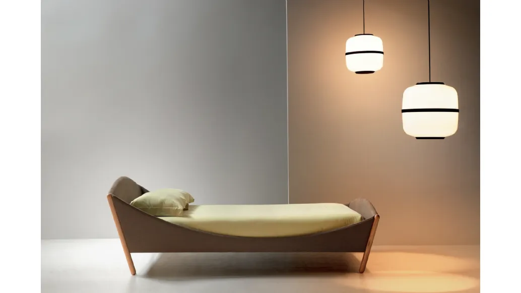 Letto con testiera in tessuto con piedini inclinati in legno Lullaby Modern di Noctis