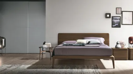 Letto Prado con testata in legno rovere termocotto di Tomasella