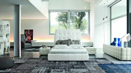 Letto in pelle con testiera importante trapuntata Pacifico di Tonin Casa