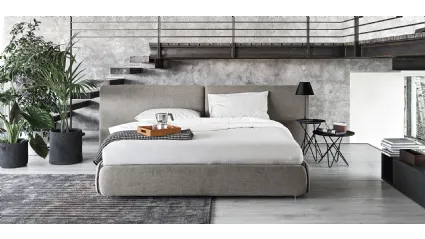 Letto in tessuto imbottito con testiera Zip di Calligaris